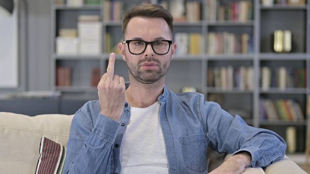 Retrato de un joven enojado mostrando el dedo medio
 - Foto, Imagen