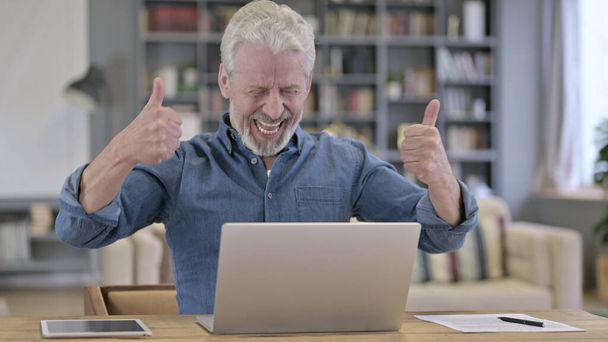 Амбіційний старший старий святкує успіх на ноутбуці
 - Фото, зображення