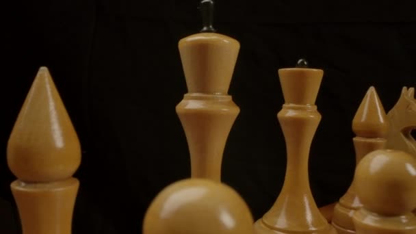 Valkoinen puinen shakki kappaletta alku peli asema odottaa eeppinen taistelu
 - Materiaali, video
