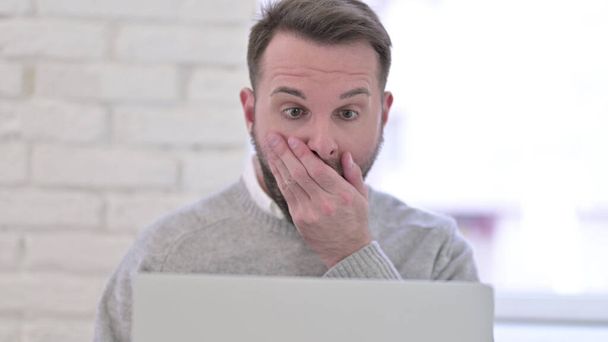 Close Up of Shocked Man Reacting to Loss on Laptop - Фото, изображение
