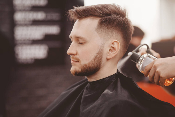 Banner da barbearia. Homem em cadeira de barbeiro, cabeleireiro styling seu cabelo
. - Foto, Imagem