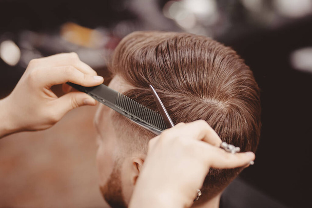 Gros plan, maître coiffeur fait coiffure avec peigne ciseaux. Concept Barbershop
 - Photo, image