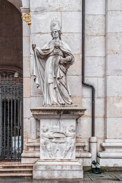 Vergilius-Statue vor dem Eingangstor des Doms der Erzdiözese Salzburg - Foto, Bild