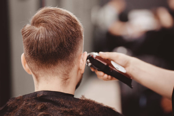 Vintage tonificação, mestre barbeiro faz cabelo para homem hipster
 - Foto, Imagem