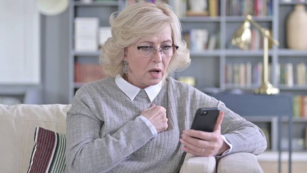 Mujer vieja triste frente a la pérdida en el teléfono inteligente
 - Foto, Imagen
