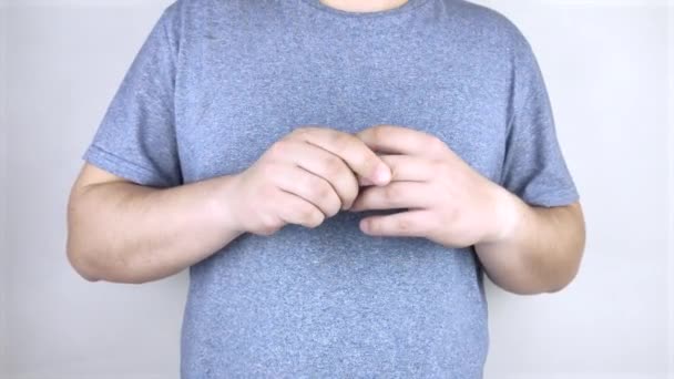 Fájdalom az ujjak ízületeiben. Egy férfi dörzsöli az ujját, ami fáj és húz. Ízületi gyulladás és kezelése. - Felvétel, videó