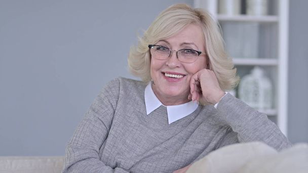 Retrato da bela mulher idosa fazendo vídeo chat no sofá
 - Foto, Imagem