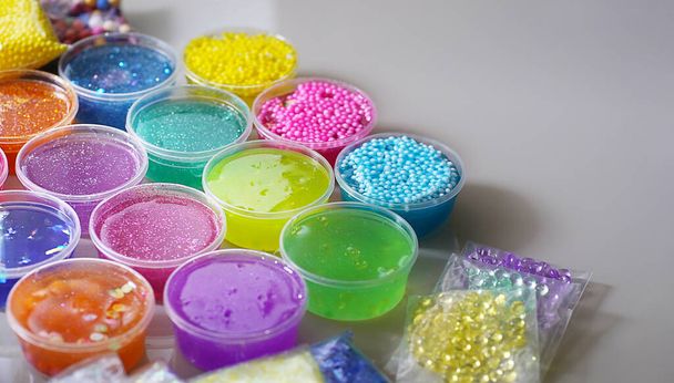 Slimes colorati sfocati all'interno di scatole di plastica
. - Foto, immagini
