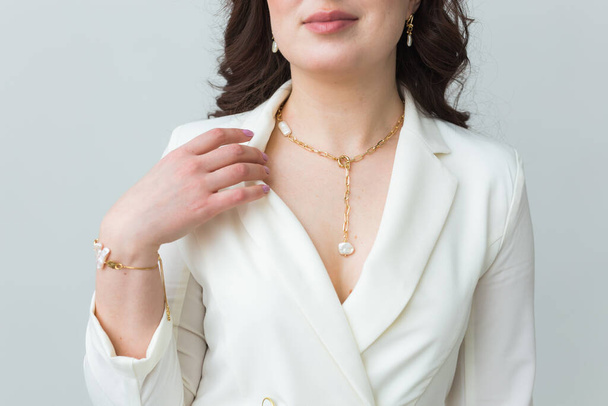 Altın kolye takan bir kadının yakın çekimi. Mücevher, bijouterie ve aksesuar konsepti. - Fotoğraf, Görsel