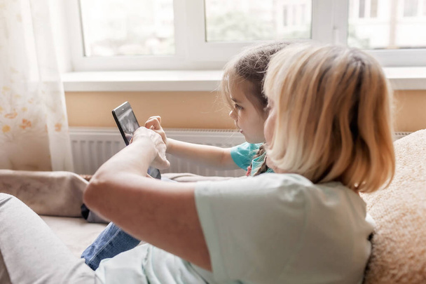 Boldog unoka tanítja nagymamája használni portatív tabletta és szelfi, online élet, új normális után koronavírus világjárvány, boldog ezüst szörfös digitális őshonos generáció - Fotó, kép