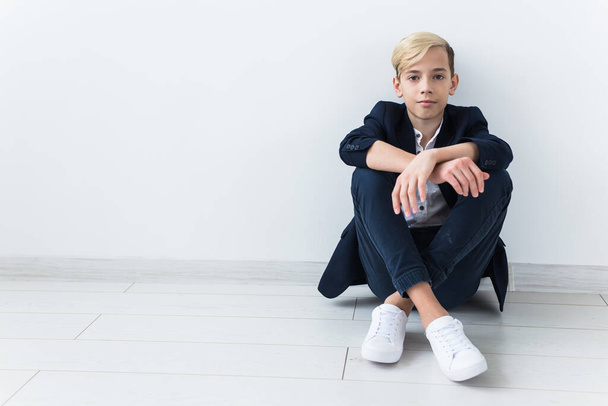 Depresión adolescente y concepto de pubertad - Triste retrato adolescente de cerca sobre fondo blanco
. - Foto, imagen