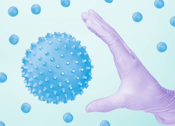 Docteur ou scientifique avec des gants prenant MERS ou modèle abstrait de souche de coronavirus sur fond bleu. Concept de protection contre les pandémies virales
. - Photo, image