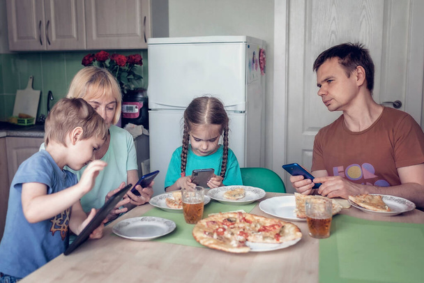 Wielka wielopokoleniowa rodzina je razem kolację, ale każdy pisze w swoim smartfonie, zatrucie cyfrowe, nowa normalna - Zdjęcie, obraz