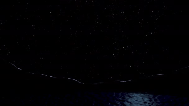 Ночное время полета самолетов, пересекающих небо, в то время как звездное небо перемещается вращающимся движением Земли за озером и горами
 - Кадры, видео