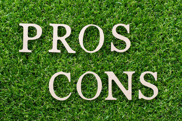 Dřevěné abecedy ve slově pro proti na umělé zelené trávě pozadí - Fotografie, Obrázek