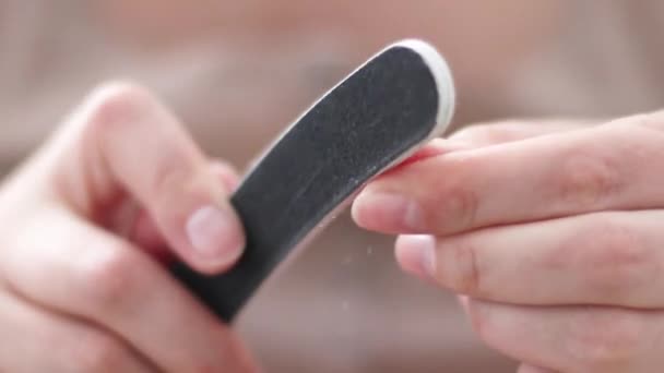 Zbliżenie kobiety polerowanie paznokci pilnikiem do paznokci - Materiał filmowy, wideo