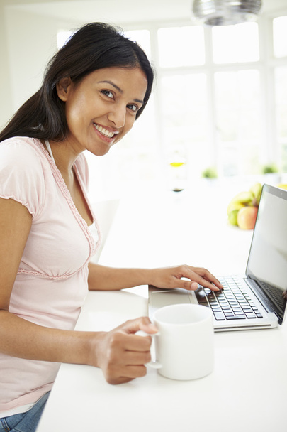 Woman Using Laptop - Foto, Imagem