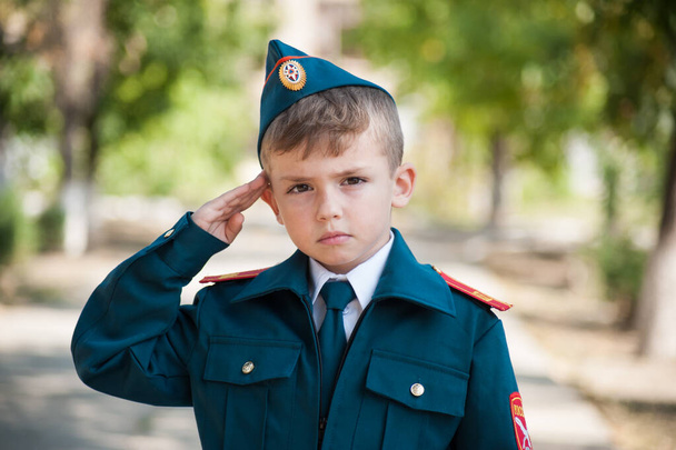 Rapaz cadete fardado na rua. Estudo na escola
 - Foto, Imagem