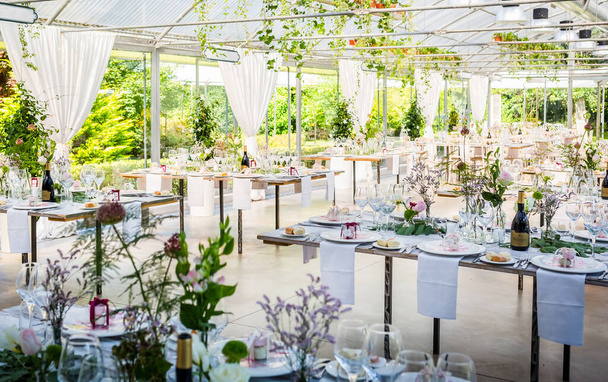 Bir parti ya da düğün resepsiyonu için dekore edilmiş masalar - Fotoğraf, Görsel