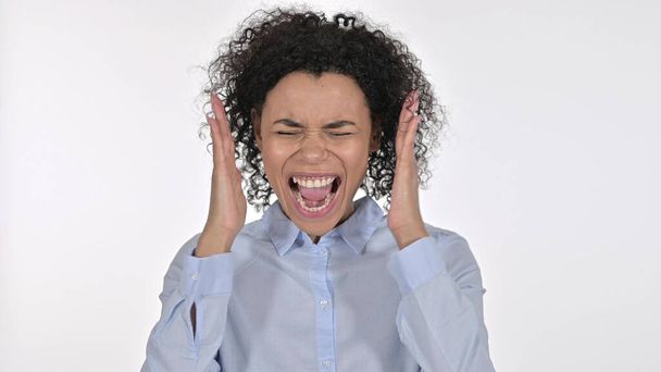 Dühös fiatal afrikai nő kiabálva hangosan, fehér háttér - Fotó, kép