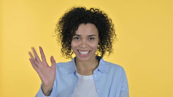 Attraktive Afrikanerin im Videochat, gelber Hintergrund - Foto, Bild