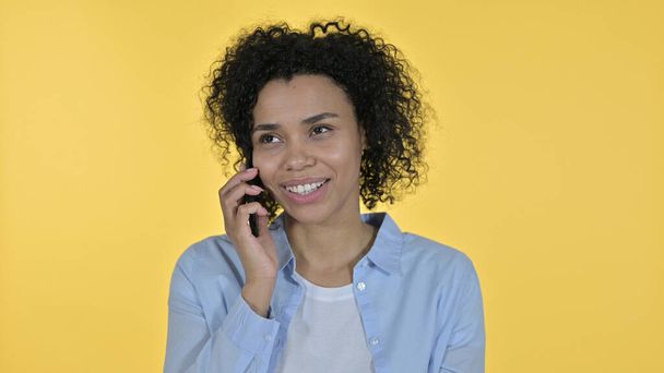 Cheerful African Woman Talking on Smartphone, Yellow Background - Foto, Bild