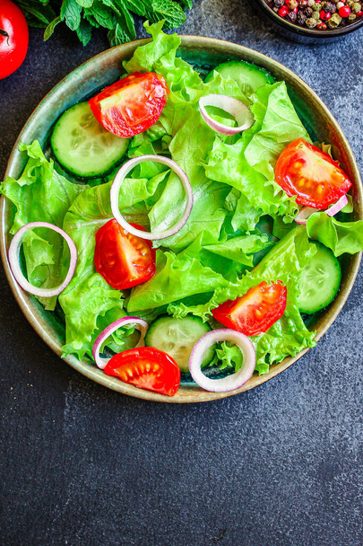 Zdravý salát, listy míchat salát (mix mikrozeleně, okurka, rajče, cibule, další ingredience). jídlo pozadí. kopírovat prostor pro text keto nebo paleo stravy - Fotografie, Obrázek