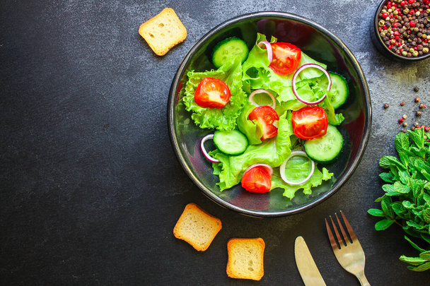 Gesunder Salat, Blättermischsalat (Mikrogemüse, Gurken, Tomaten, Zwiebeln, andere Zutaten). Lebensmittel-Hintergrund. Kopierraum für Text-Keto oder Paläo-Diät - Foto, Bild
