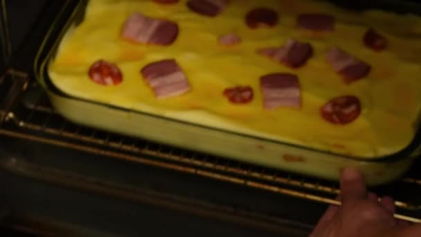 Kartoffelpüree mit Fleischbraten kommt in den Ofen - Filmmaterial, Video