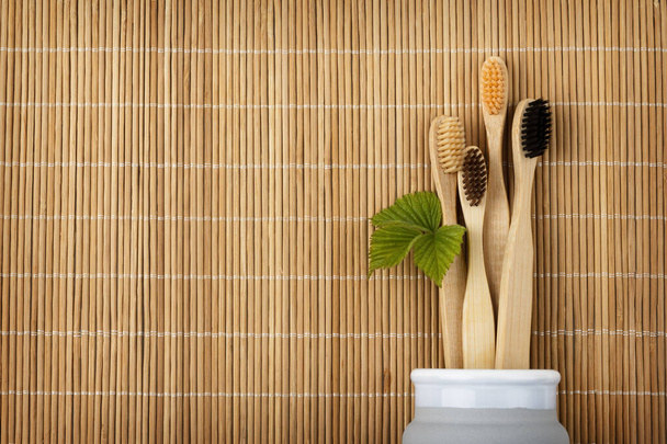 Set di quattro spazzolini in bambù di legno
 - Foto, immagini