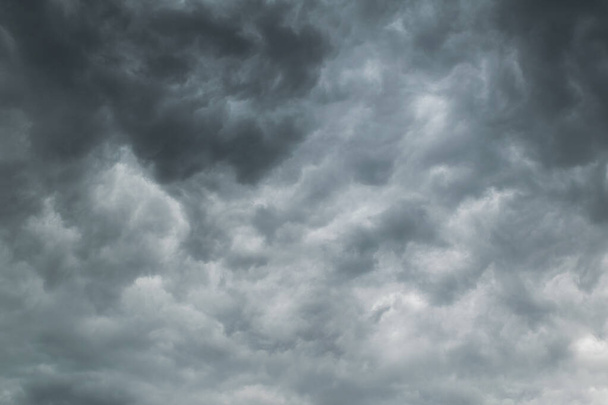 Panorama van de zware stormen, donkere wolken die gaan regenen. - Foto, afbeelding