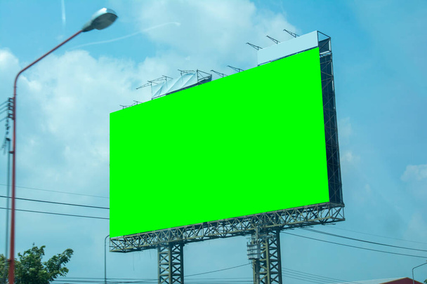Plakatwand leer und blauer Himmel, Leerzeichen auf grünem Bildschirm - Foto, Bild