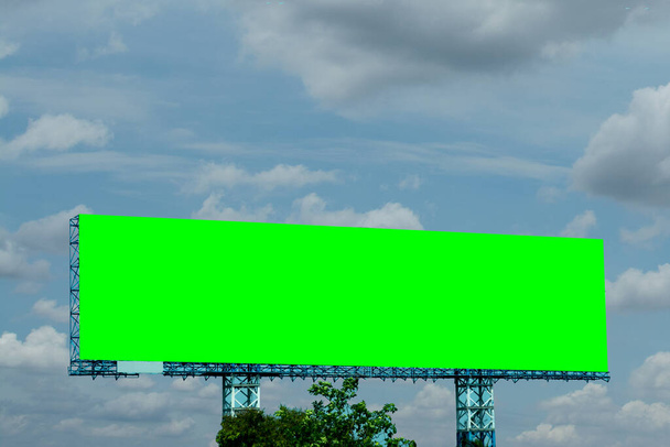 panneau d'affichage ciel blanc et bleu, espace de copie sur l'écran vert - Photo, image