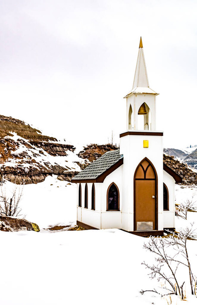 Çorak Topraklar 'daki küçük bir kilise. Drumheller, Alberta, Kanada. - Fotoğraf, Görsel