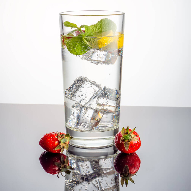 Strawberry lemonade with lemon and mint. Water detox - Zdjęcie, obraz