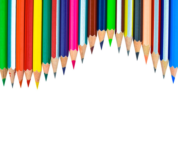 Forme d'onde d'une rangée de crayons en bois de différentes couleurs sur un fond isolé blanc
 - Photo, image