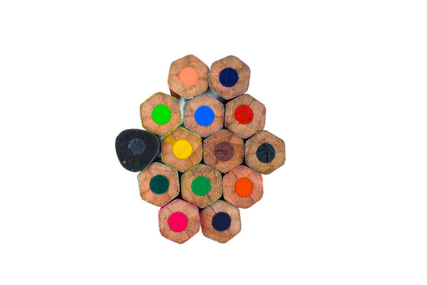 Visão traseira de uma pilha de lápis de cor diferente lápis de cor dispostos juntos em um fundo branco
 - Foto, Imagem