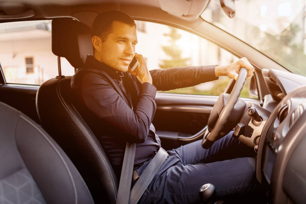 Un hombre está sentado en un coche. Interior del vehículo. Empresario de conducción
 - Foto, imagen