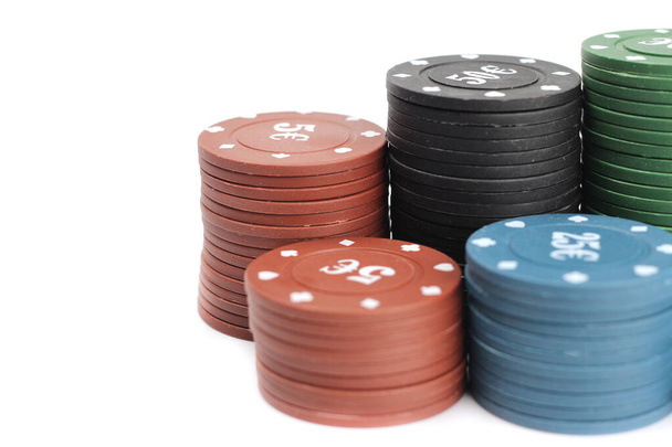 Стеки фишек для покера выделены на белом фоне. Селективный фокус
 - Фото, изображение