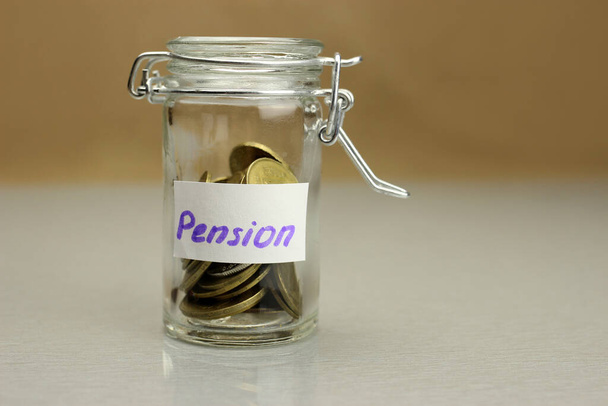 Sparschwein, Spardose mit Münzen, Aufschrift Pension - Foto, Bild