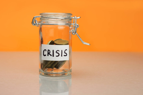 kriisi sana säästöpossu, moneybox, rahaa purkki kolikoita
 - Valokuva, kuva