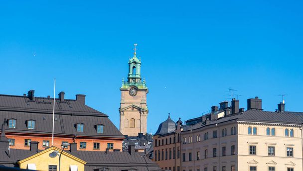 Widok z Storkyrkan (Wielki Kościół), oficjalnie o nazwie Sankt Nikolai kyrka (Kościół Świętego Mikołaja) i nieformalnie nazywany Stockholms domkyrka (Katedra Sztokholmska). Stare miasto w Sztokholmie. - Zdjęcie, obraz