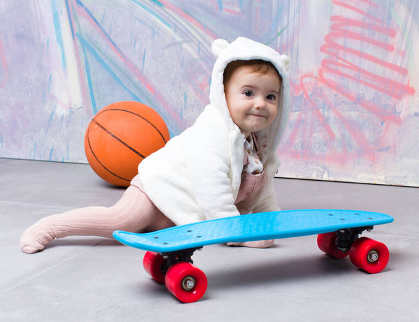 都会的なルックスの赤ちゃんはスポーツを作る - 写真・画像