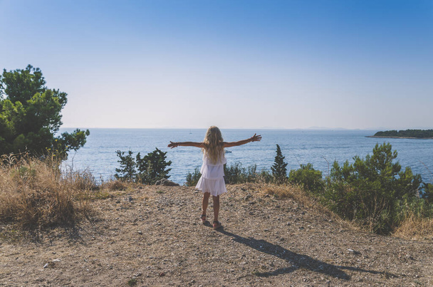 adorable petite fille profiter des vacances au bord de la mer en Croatie
 - Photo, image