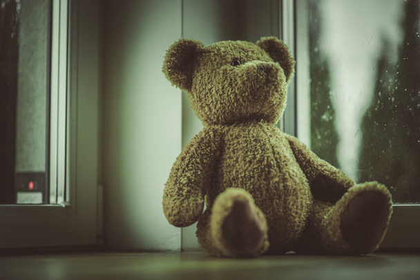 Close Up de brinquedo de urso de pelúcia colocado pela janela no quarto
.  - Foto, Imagem