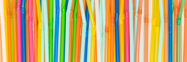 fondo de tubos de plástico multicolor, bandera larga
 - Foto, Imagen