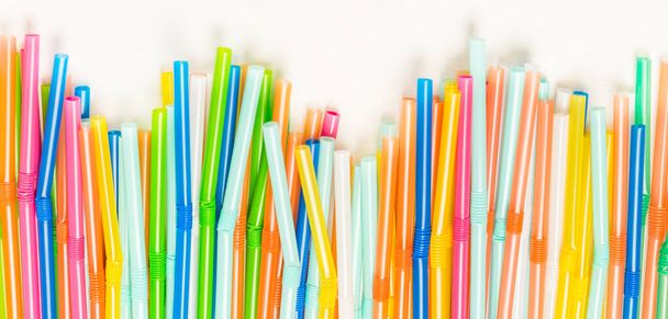 fundo de tubos de plástico multicoloridos, bandeira longa
 - Foto, Imagem