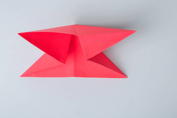 Stap voor stap foto instructie. Hoe maak je origami papier vis te maken. DIY voor kinderen. Kinderen kunst project ambacht voor kinderen - Foto, afbeelding