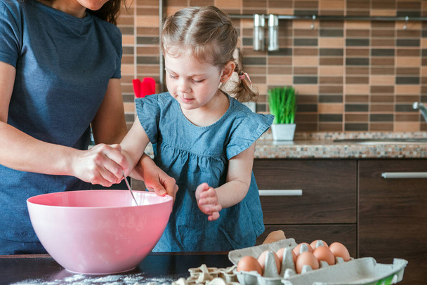 Mom and daughter prepare in the kitchen. The concept of a healthy diet and lifestyle. Family value. - Foto, Imagem