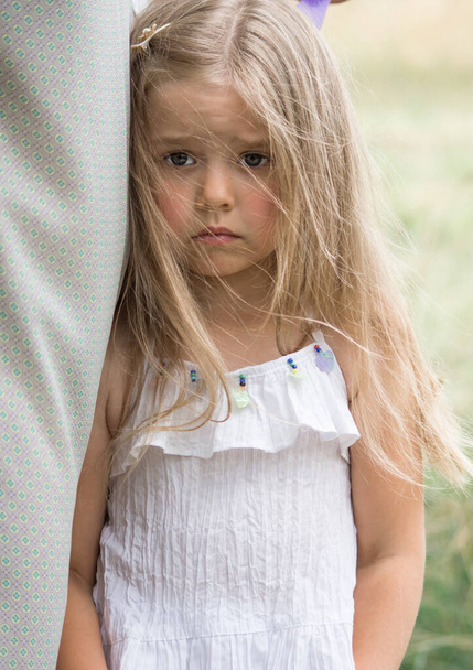 very sad little girl hid behind her mom - Foto, afbeelding